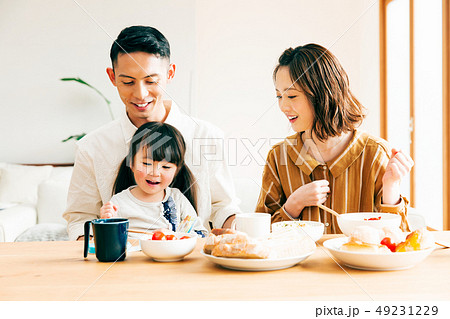 家族 食卓 食事 ごはんの写真素材