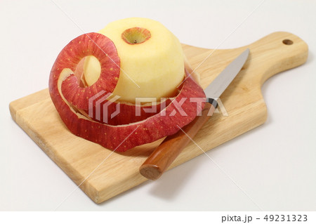 果物、リンゴの皮むき、左手剥き 49231323