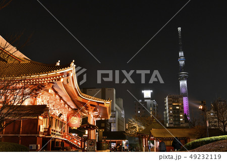 日本の東京都市景観　東京スカイツリーの表示（東京2020…あと500日！…）と浅草寺 49232119