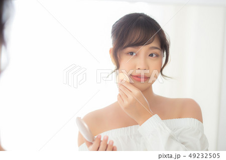 Portrait beautiful asian woman applying poder puff Portrait beautiful asian woman applying poder puff 49232505