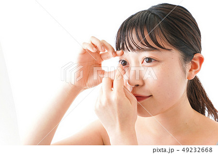 コンタクトレンズをする女性 49232668