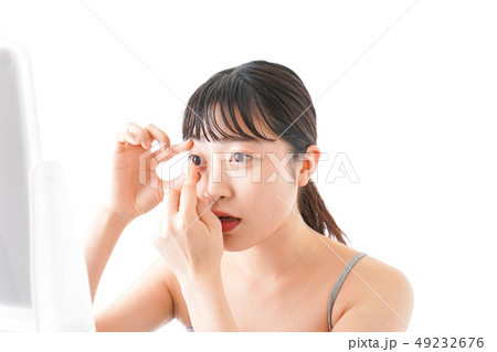 コンタクトレンズをする女性 49232676