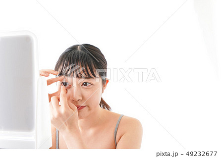 コンタクトレンズをする女性 49232677