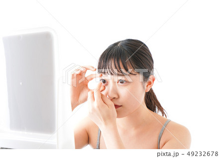 コンタクトレンズをする女性 コンタクトレンズをする女性 49232678