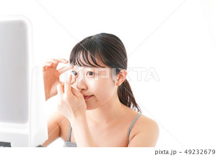 コンタクトレンズをする女性 49232679