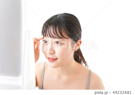 コンタクトレンズをする女性 コンタクトレンズをする女性 49232681
