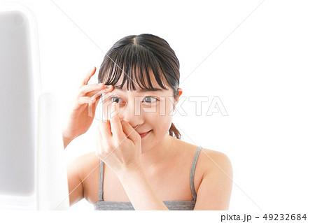 コンタクトレンズをする女性 49232684