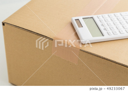 荷物と電卓 49233067