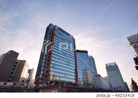 日本の東京都市景観 飛行機雲やJR神田万世橋ビルなどを望む 日本の東京都市景観 飛行機雲やJR神田万世橋ビルなどを望む 49233419