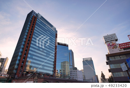 日本の東京都市景観　飛行機雲やJR神田万世橋ビルなどを望む 49233420