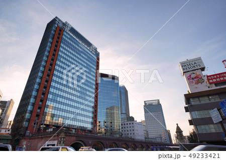 日本の東京都市景観　飛行機雲やJR神田万世橋ビルなどを望む 49233421