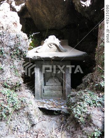 小野照崎神社の下谷坂本の富士塚登山道にある石祠（藤原角行像） 49235090
