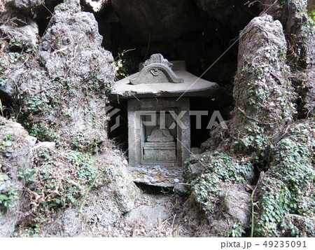 小野照崎神社の下谷坂本の富士塚登山道にある石祠（藤原角行像） 49235091