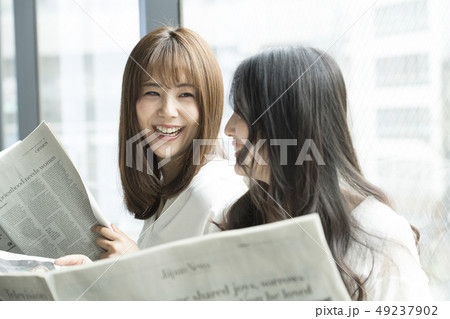 窓辺で新聞を読む女性二人 窓辺で新聞を読む女性二人 49237902