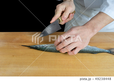 サヨリを捌く板前 49238448