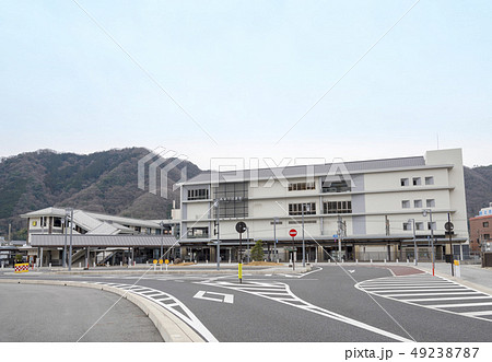 高梁市図書館と備中高梁駅（岡山県高梁市） 49238787