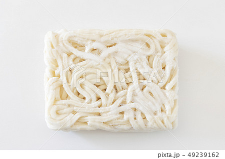 冷凍したうどんの麺 49239162