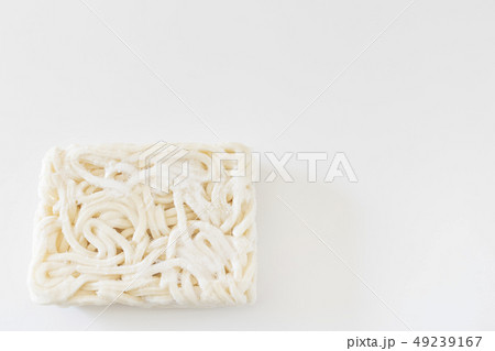 冷凍したうどんの麺 49239167