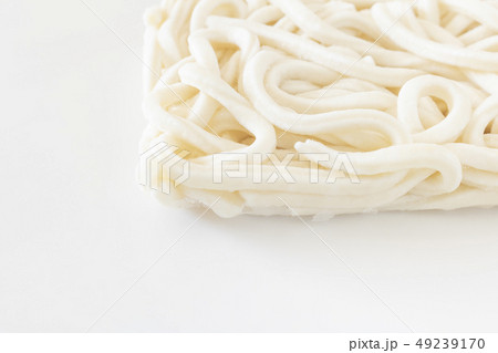 冷凍したうどんの麺 49239170