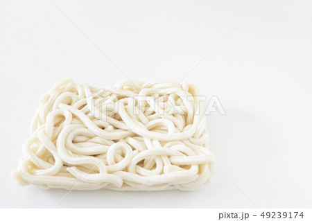 冷凍したうどんの麺 49239174