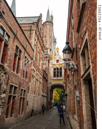 Bridge crossing between buildings over narrow Blinde-Ezelstraat street Bridge crossing between buildings over narrow Blinde-Ezelstraat street 49239901