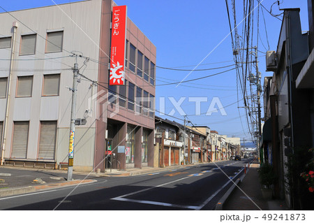 島根県松江市竪町の天神橋通りから北側の天神川方面を見る 49241873