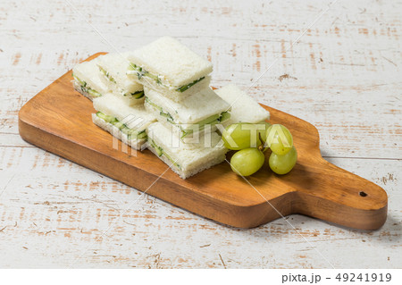 サンドイッチ　Ham and cucumber sandwich 49241919