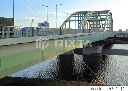 神奈川県と東京都の県境の多摩川にかかる多摩水道橋を狛江市から見るの写真素材