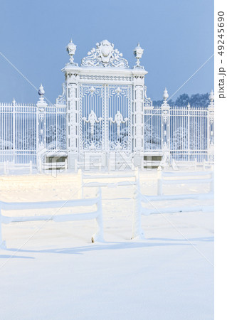 雪の迎賓館 49245690