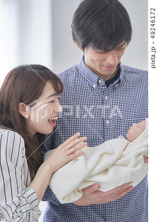 赤ちゃんを抱く夫 49246172