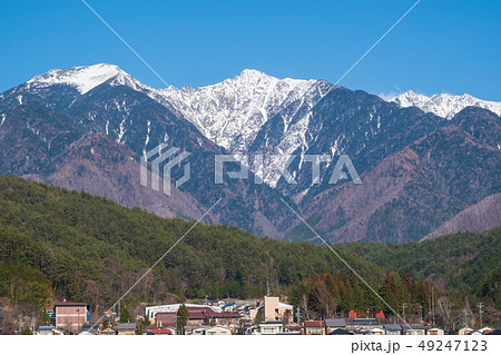 写真素材：木曽駒ヶ岳　冠雪　青空　快晴　信州　中央アルプス　コピースペース 49247123