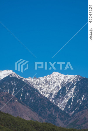 写真素材：木曽駒ヶ岳　冠雪　青空　快晴　信州　中央アルプス　コピースペース 49247124