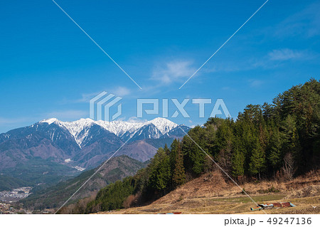 写真素材：木曽駒ヶ岳　冠雪　青空　快晴　信州　中央アルプス　コピースペース 49247136