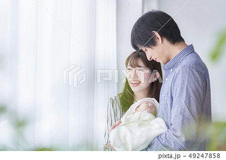 赤ちゃんを抱っこするお父さん 赤ちゃんを抱っこするお父さん 49247858