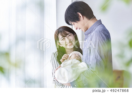 赤ちゃんを抱っこするお父さん 49247868