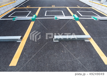 駐車場コインパーキングの車止めのロック板装置 49249049