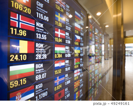 外貨両替所のレート表 49249161
