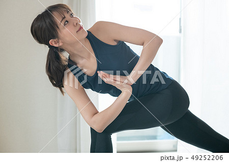 ヨガをする若い女性 日本人 ホットヨガ ヨガをする若い女性 日本人 ホットヨガ 49252206