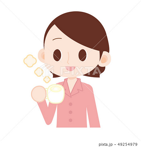ピンクのパジャマの女性 ホットミルクを飲む ピンクのパジャマの女性 ホットミルクを飲む 49254979