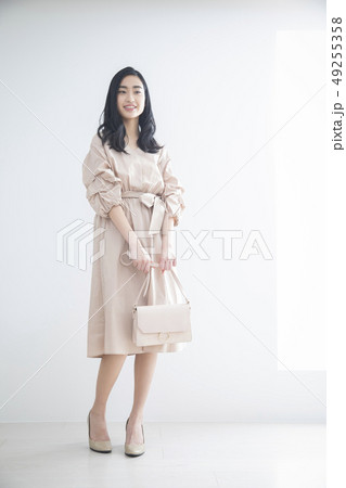ワンピースの若い女性 49255358
