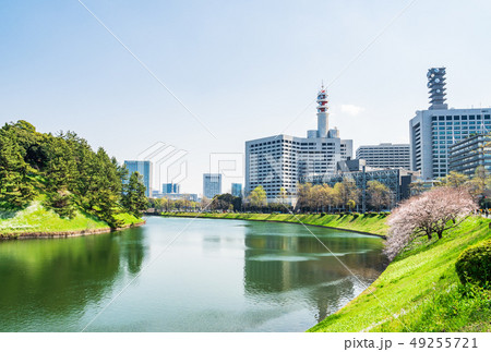皇居・桜田濠と霞が関の庁舎 49255721
