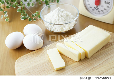 バターと卵と小麦粉の写真素材