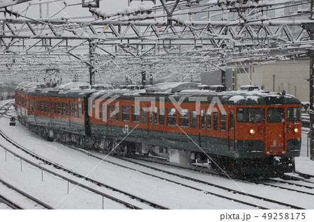 雪の高崎地区115系電車（最末期） 49258175