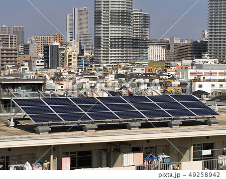 屋上に設置されたソーラーパネル 49258942