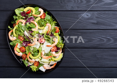 Mix of salad with shrimps , avocado and cherry Mix of salad with shrimps , avocado and cherry 49266543
