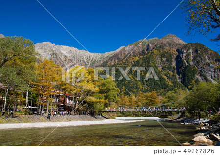上高地　秋　紅葉シーズン　河童橋 49267826