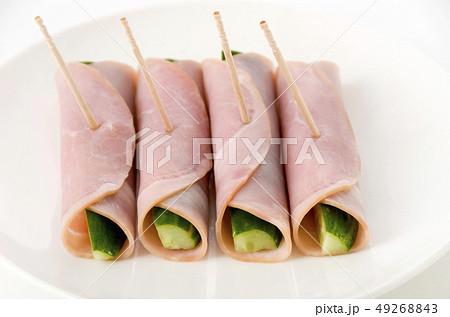 キュウリのハム巻きの写真素材