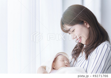 赤ちゃんを抱くお母さん 赤ちゃんを抱くお母さん 49271766