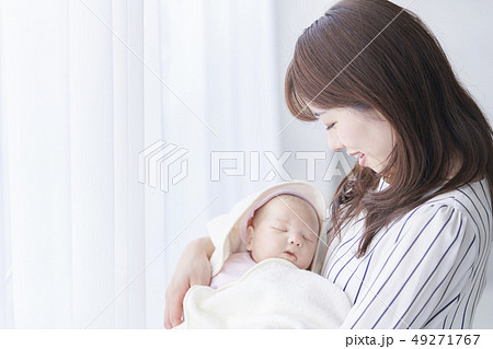 赤ちゃんを抱くお母さん 赤ちゃんを抱くお母さん 49271767