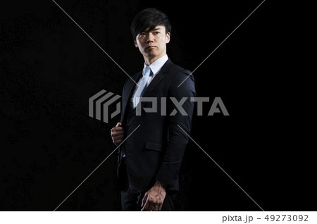 ビジネスマン　男性　黒バック 49273092